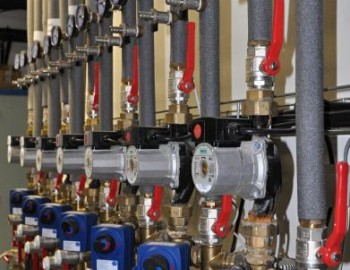 Měřicí a testovací pracoviště solárních panelů firmy Regulus