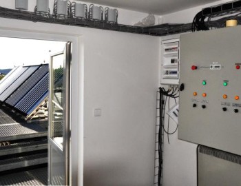 Měřicí a testovací pracoviště solárních panelů firmy Regulus